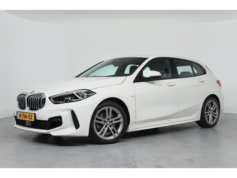 Wit Gebruikt 2022 BMW 118 M Sport Hatchback | € 25.400 (Eerlijke prijs) - Afbeelding 1/4