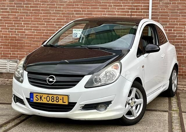 Wit, metallic lak Occasion 2009 Opel Corsa Sport Hatchback | € 2.950 (Goede deal) - Afbeelding 1/4