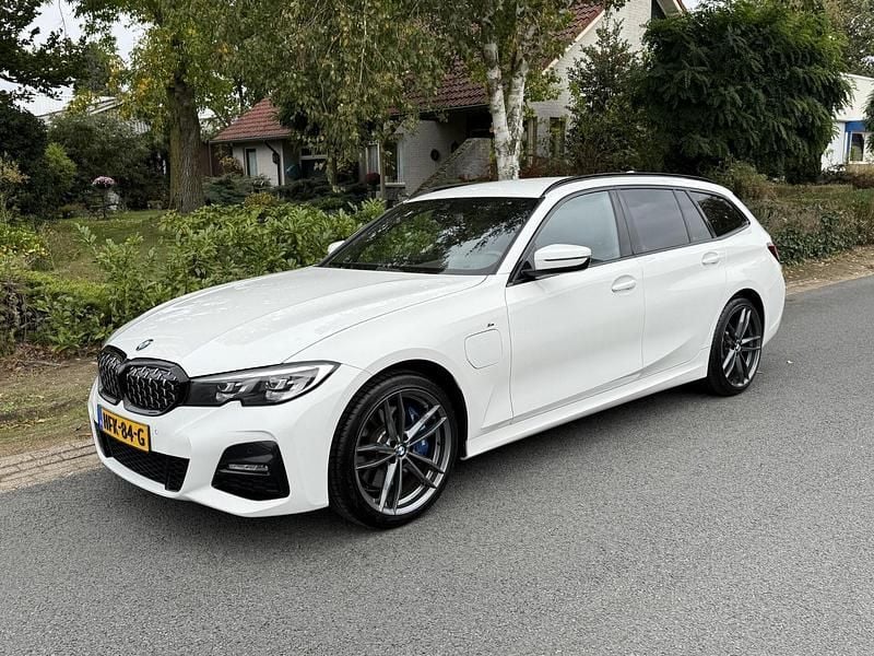 Wit Gebruikt 2021 BMW 330 M Sport Stationwagen | € 28.995 (Eerlijke prijs) - Afbeelding 1/4