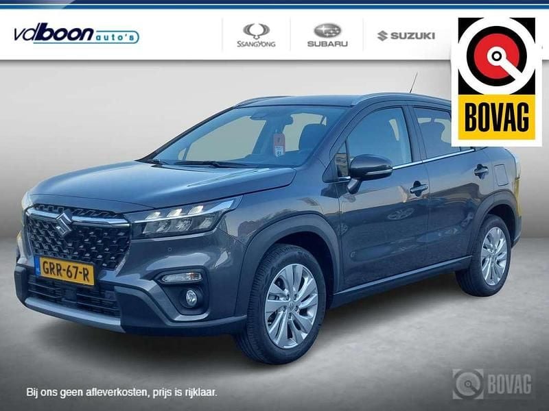 Grijs, metallic lak Gebruikt 2024 Suzuki SX4 S-Cross SUV | € 26.450 (Eerlijke prijs) - Afbeelding 1/3