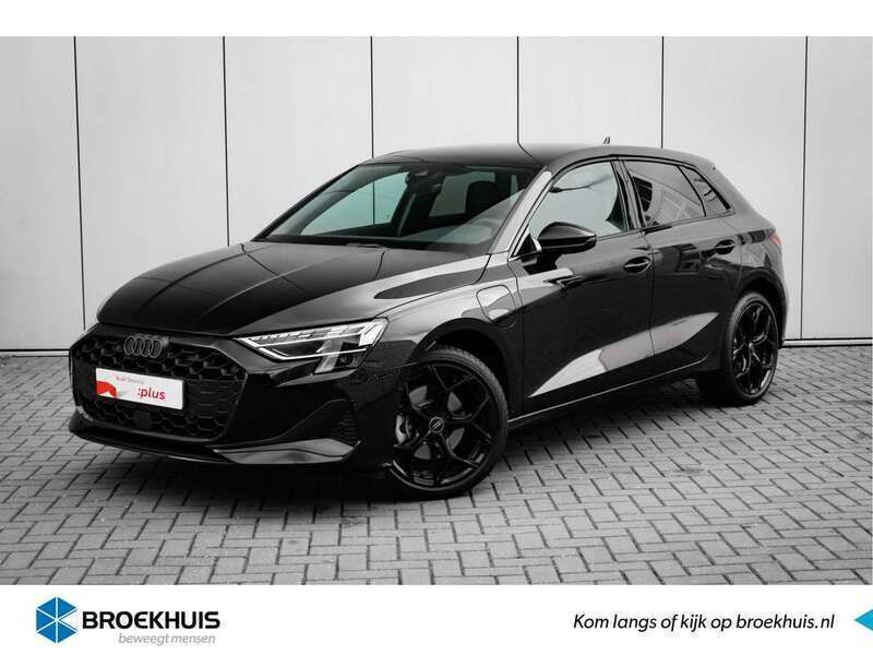 Zwart, metallic lak Gebruikt 2025 Audi A3 Sportback Comfort Hatchback | € 44.975 (Duur) - Afbeelding 1/4