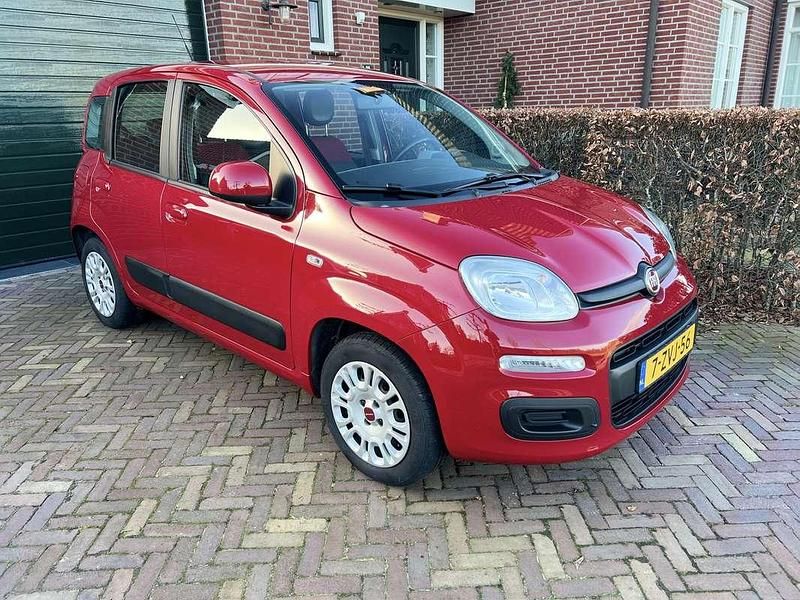 Rood Occasion 2015 Fiat Panda Hatchback | € 6.950 (Eerlijke prijs) - Afbeelding 1/4
