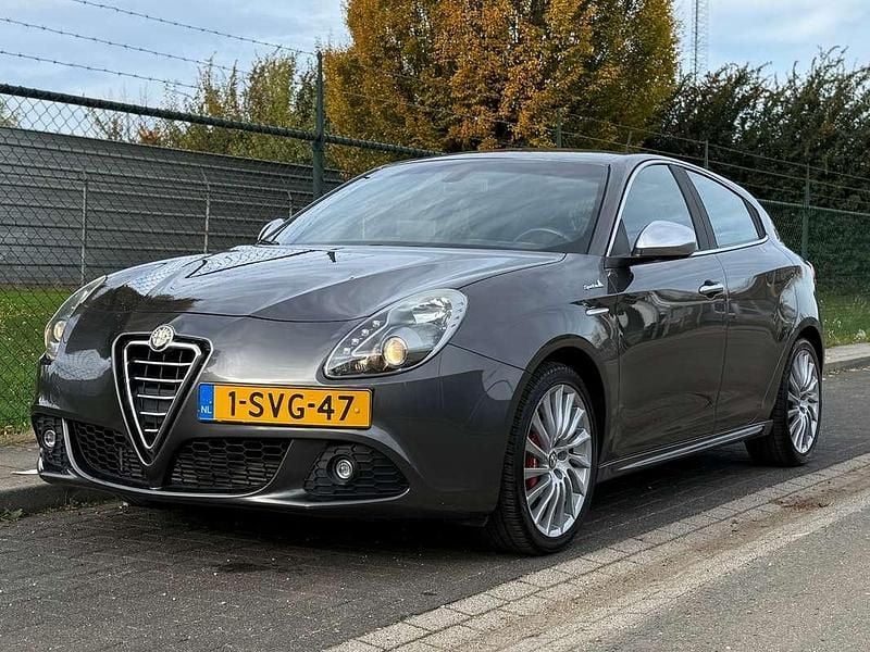 Grijs (metallic) Gebruikt 2013 Alfa Romeo Giulietta Business Hatchback | € 12.295 (Eerlijke prijs) - Afbeelding 1/4