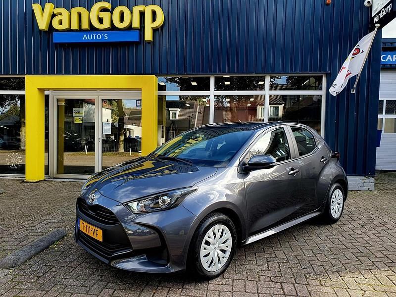 Grijs Gebruikt 2023 Toyota Yaris Active Hatchback | € 18.995 (Eerlijke prijs) - Afbeelding 1/4