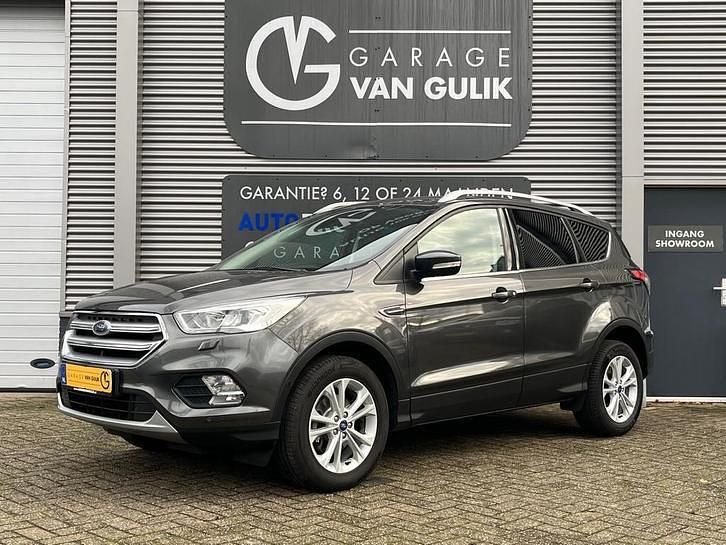 Grijs (metallic) Occasion 2018 Ford Kuga SUV | € 14.495 (Eerlijke prijs) - Afbeelding 1/4