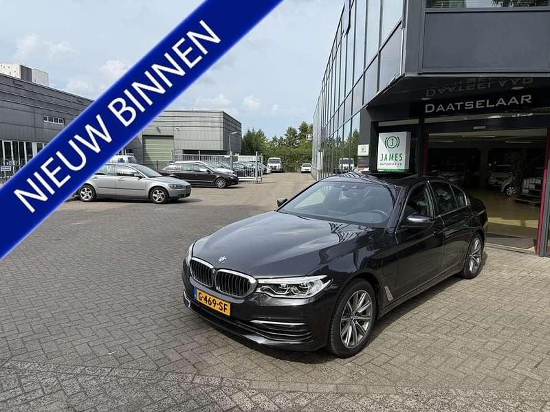 Grijs Gebruikt 2019 BMW 530e iPerformance Sedan | € 27.944 (Goede deal) - Afbeelding 1/4