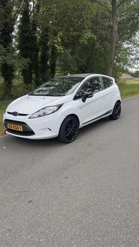 Wit Gebruikt 2012 Ford Fiesta Limited Hatchback | € 6.000 (Iets duurder) - Afbeelding 1/4