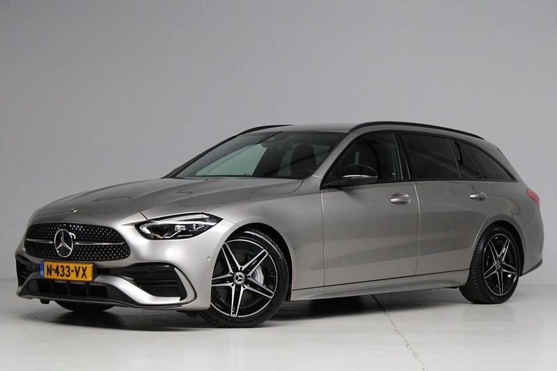 Grijs (metallic) Gebruikt 2022 Mercedes C200 AMG line Stationwagen | € 31.945 (Super prijs) - Afbeelding 1/4