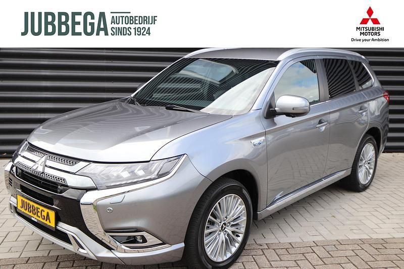 Titanium grey (grijs metallic) Gebruikt 2020 Mitsubishi Outlander P-HEV Instyle SUV | € 28.695 (Eerlijke prijs) - Afbeelding 1/4