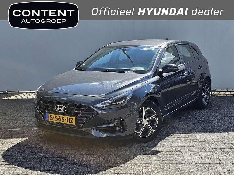 Dark knight (grijs metallic) Occasion 2023 Hyundai i30 Comfort Hatchback | € 19.440 (Eerlijke prijs) - Afbeelding 1/4