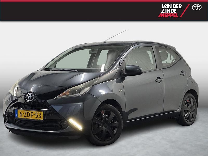 Grijs Occasion 2014 Toyota Aygo X-play Hatchback | € 7.950 (Duur) - Afbeelding 1/4