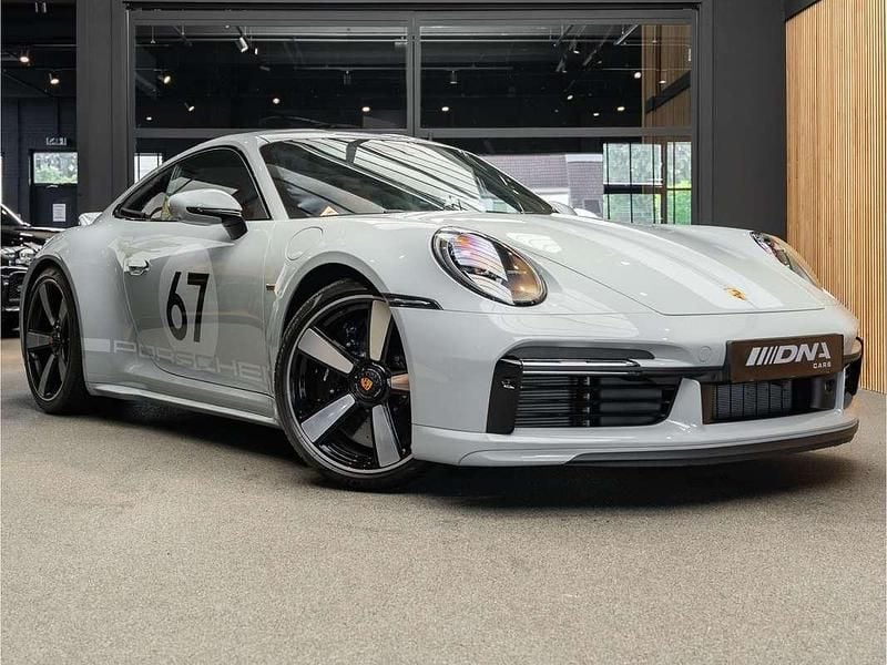 Grijs, metallic lak Gebruikt 2023 Porsche 992 Sport Coupé | € 399.992 - Afbeelding 1/4