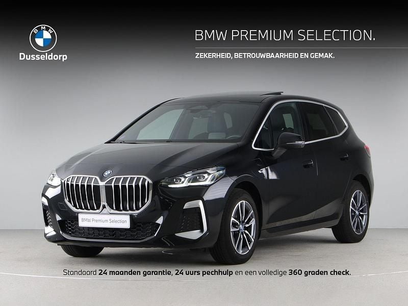 Saphirschwarz metallic (zwart metallic) Gebruikt 2023 BMW 225 Active Tourer Comfort Edition MPV | € 40.950 (Eerlijke prijs) - Afbeelding 1/4