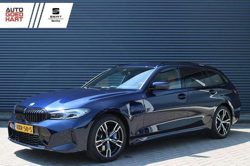 Blauw Gebruikt 2024 BMW 330e M Sport Stationwagen | € 46.895 (Super prijs) - Afbeelding 1/4