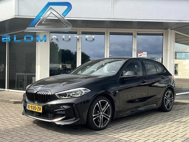 Zwart Gebruikt 2021 BMW 118 M Sport Hatchback | € 20.700 (Eerlijke prijs) - Afbeelding 1/4
