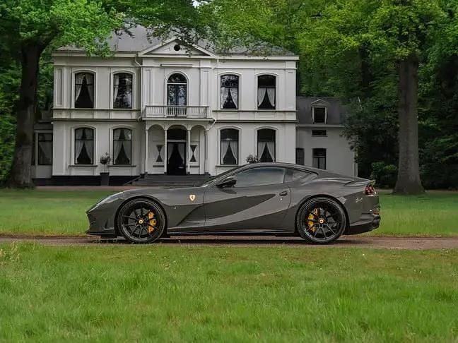 Grijs Gebruikt 2019 Ferrari 812 Coupé | € 379.500 (Iets duurder) - Afbeelding 1/4