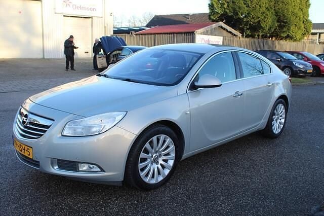 Beige Occasion 2009 Opel Insignia Cosmo Hatchback | € 5.850 (Eerlijke prijs) - Afbeelding 1/4