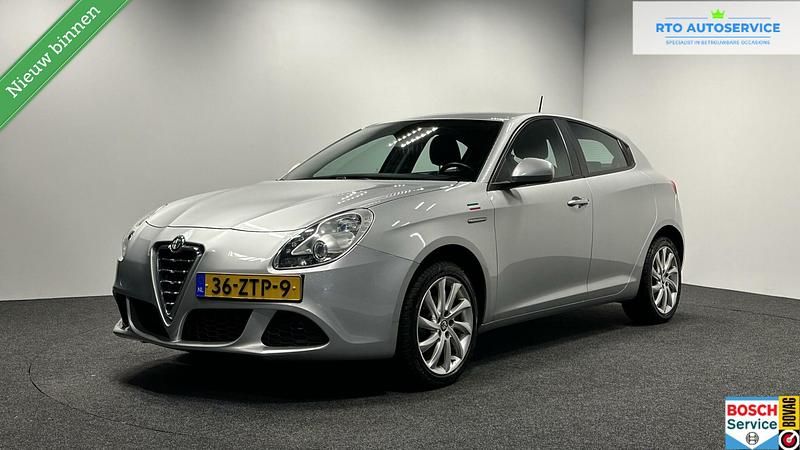 Grijs Gebruikt 2013 Alfa Romeo Giulietta Veloce Hatchback | € 9.000 - Afbeelding 1/4