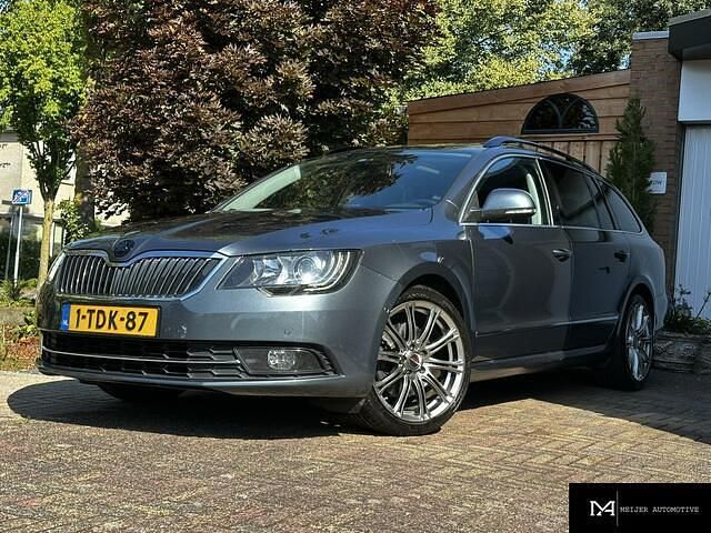 Grijs Gebruikt 2014 Skoda Superb Business Line Stationwagen | € 9.994 - Afbeelding 1/4