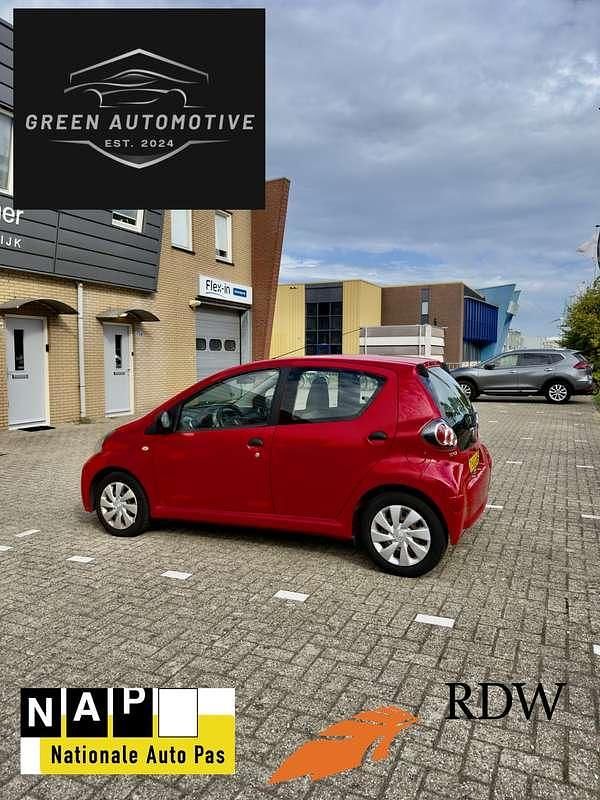 Rood Gebruikt 2013 Toyota Aygo Hatchback | € 4.699 (Goede deal) - Afbeelding 1/4