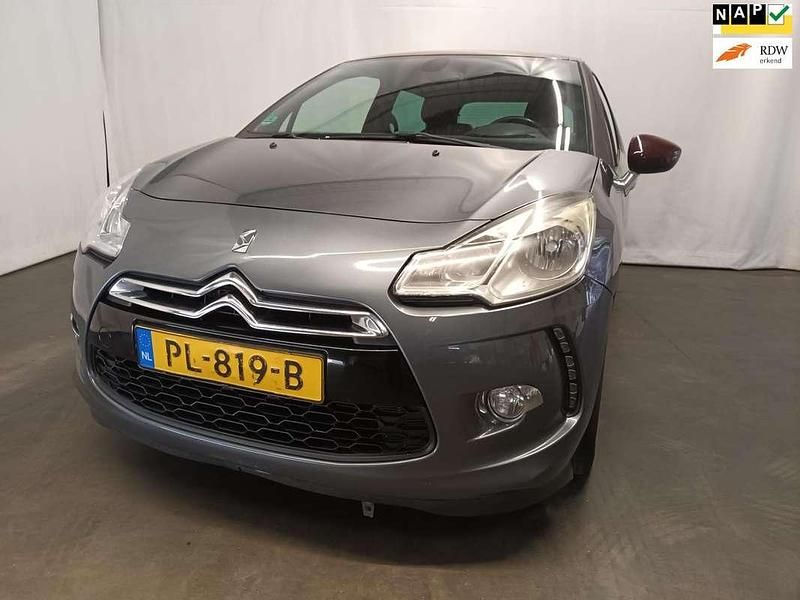 Grijs, metallic lak Gebruikt 2010 Citroën DS3 Sport Chic Hatchback | € 1.995 (Super prijs) - Afbeelding 1/4
