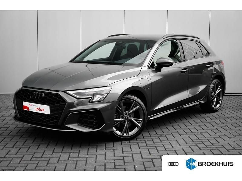 Grijs Gebruikt 2024 Audi A3 Sportback e-tron Sedan | € 38.940 (Duur) - Afbeelding 1/4