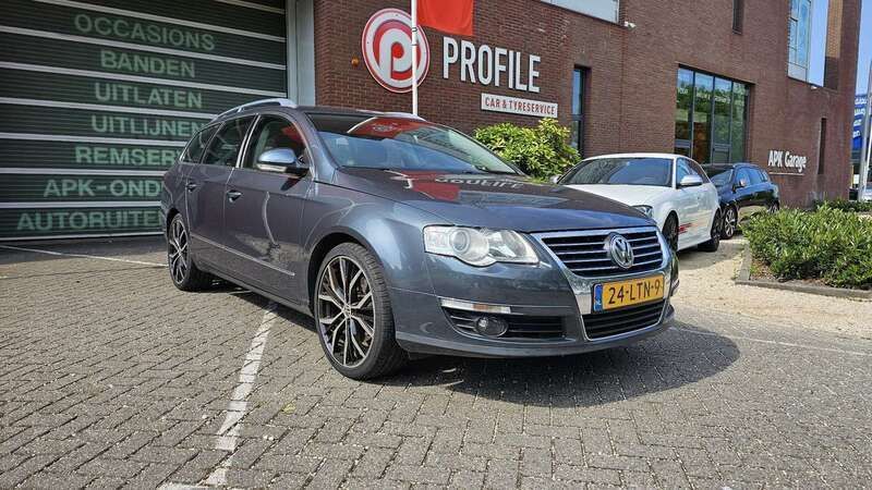 Grijs Gebruikt 2010 VW Passat Highline Stationwagen | € 3.500 (Eerlijke prijs) - Afbeelding 1/4