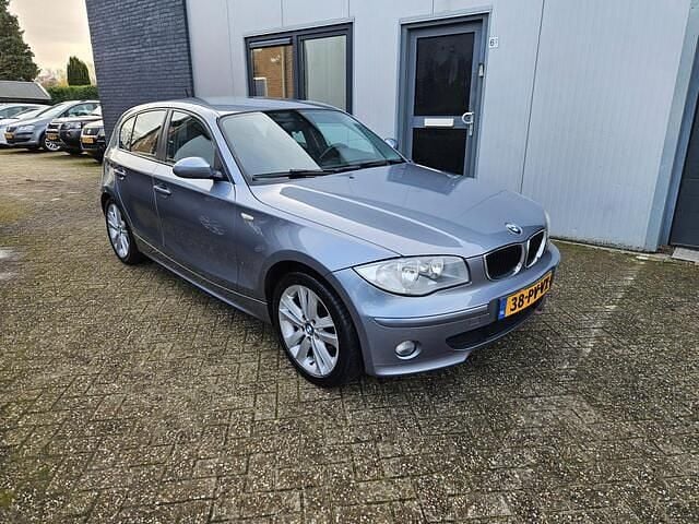 Blauw Gebruikt 2005 BMW 120 Executive Hatchback | € 2.650 (Eerlijke prijs) - Afbeelding 1/4