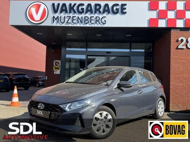 Grijs, metallic lak Gebruikt 2022 Hyundai i20 Comfort Hatchback | € 15.945 (Goede deal) - Afbeelding 1/4