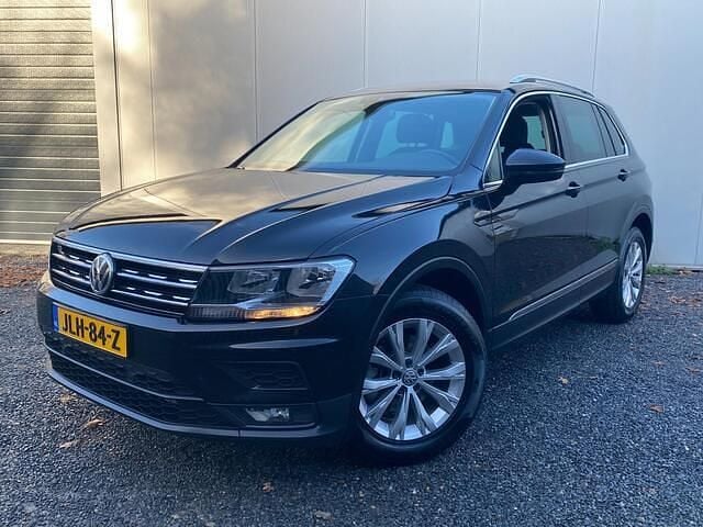 Zwart (metallic) Gebruikt 2018 VW Tiguan R-line SUV | € 24.950 (Super prijs) - Afbeelding 1/4
