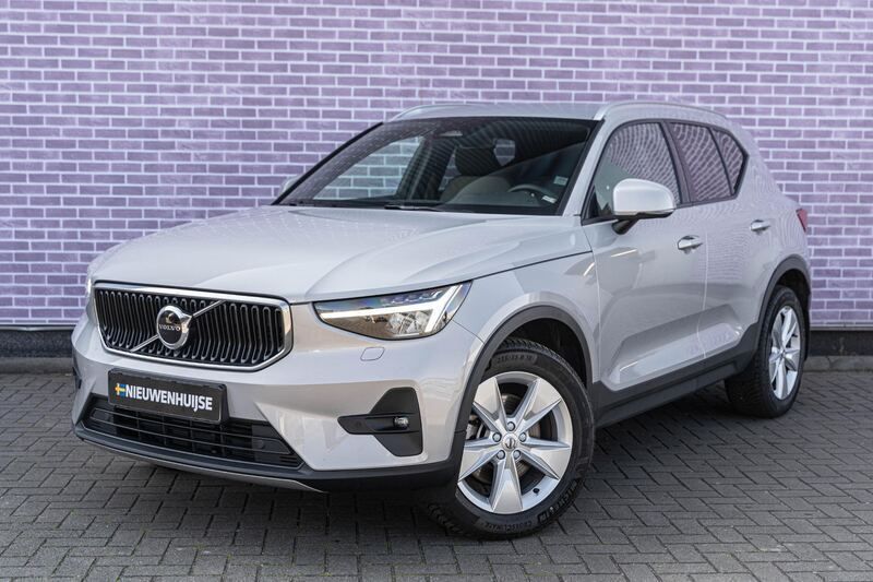 Grijs Gebruikt 2023 Volvo XC40 Core SUV | € 40.399 (Eerlijke prijs) - Afbeelding 1/4