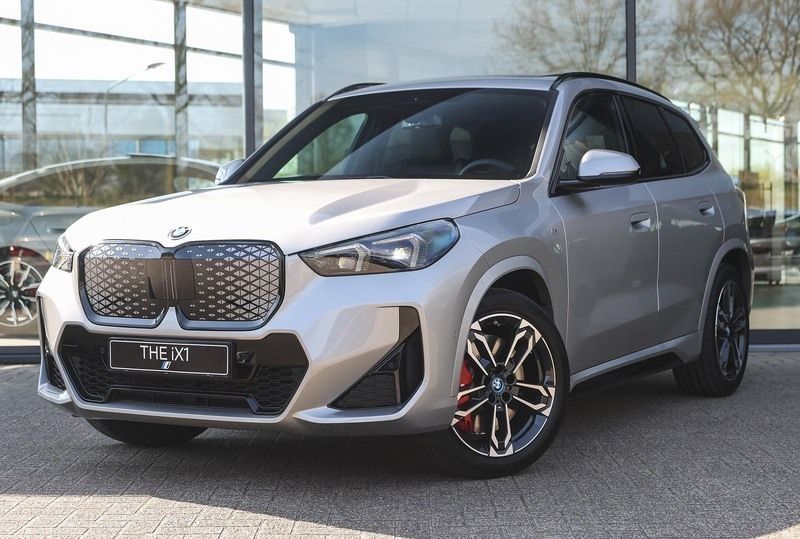 Spacesilber metallic Nieuw 2025 BMW iX1 M Sport SUV | € 62.887 (Eerlijke prijs) - Afbeelding 1/4