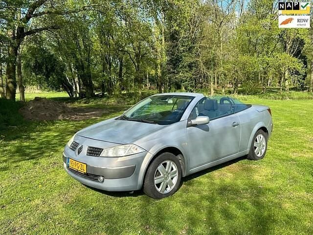Beige Gebruikt 2004 Renault Mégane Cabriolet Dynamique Cabriolet | € 2.290 (Eerlijke prijs) - Afbeelding 1/4