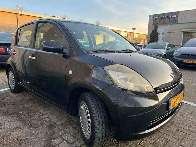 Occasion Daihatsu Sirion 87 PK (63 kW) 2006 Zwart Hatchback