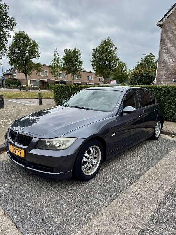 Grijs Gebruikt 2006 BMW 318 Sedan | € 6.999 (Duur) - Afbeelding 1/4
