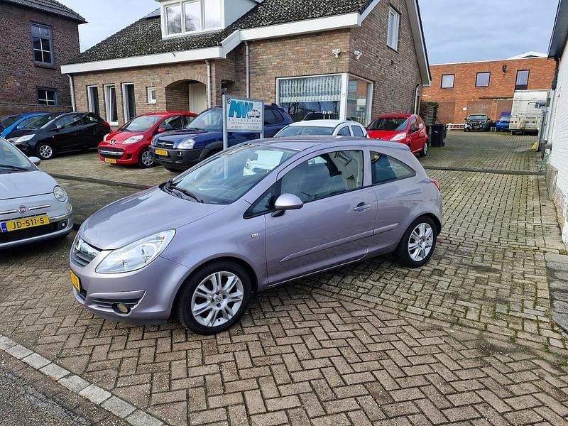 Paars Occasion 2007 Opel Corsa Enjoy Hatchback | € 2.750 (Goede deal) - Afbeelding 1/4