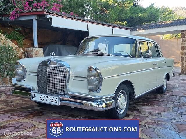 Zwart Gebruikt 1965 Mercedes 220 | € 17.500 - Afbeelding 1/4