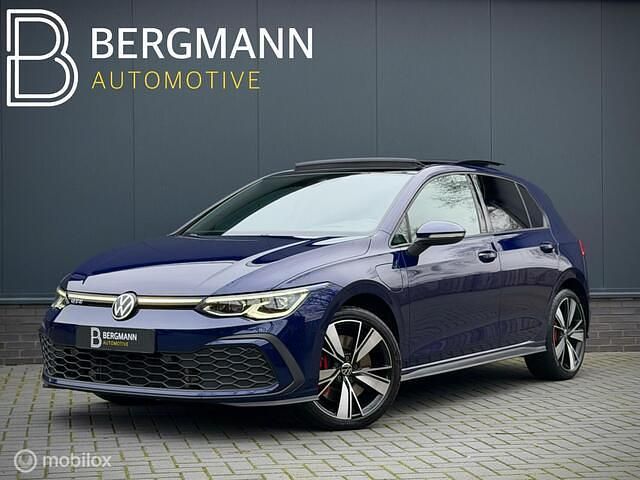 Blauw (metallic) Gebruikt 2021 VW Golf VIII GTE Hatchback | € 26.999 (Iets duurder) - Afbeelding 1/4
