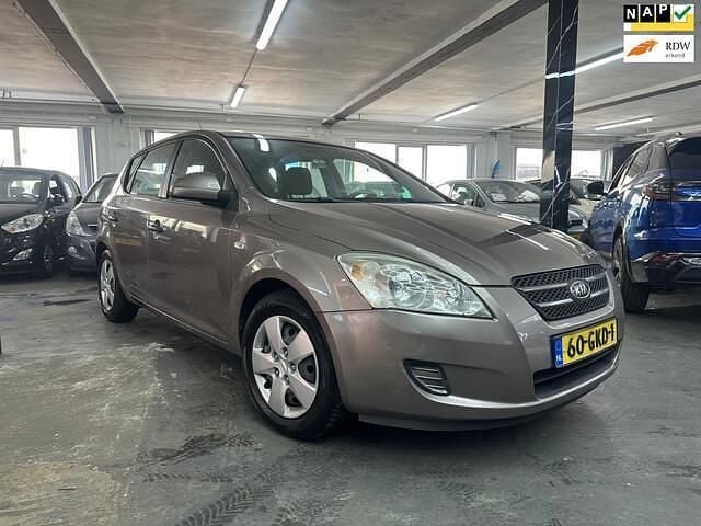 Beige Gebruikt 2009 Kia Ceed Hatchback | € 2.750 - Afbeelding 1/4