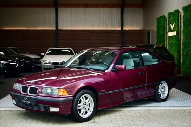 Rood, metallic lak Gebruikt 1996 BMW 320 Executive Coupé | € 9.950 - Afbeelding 1/4