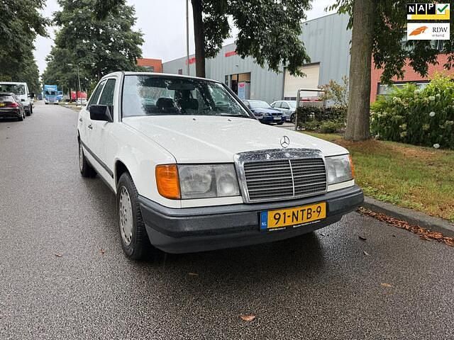 Wit Gebruikt 1985 Mercedes E230 Sedan | € 9.950 - Afbeelding 1/4