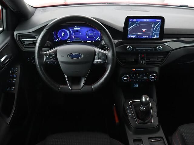 Rood Gebruikt 2022 Ford Focus ST-Line X Stationwagen | € 11.900 (Super prijs) - Afbeelding 1/1