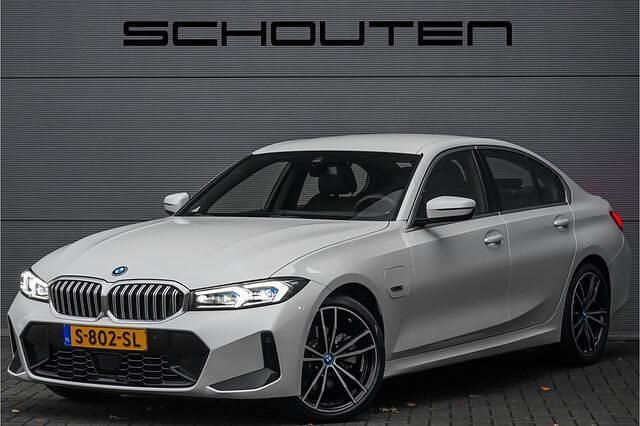 Wit Occasion 2023 BMW 330 Executive Sedan | € 42.900 (Goede deal) - Afbeelding 1/3