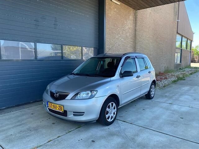 Grijs Gebruikt 2004 Mazda 2 Sportive MPV | € 1.250 (Eerlijke prijs) - Afbeelding 1/4