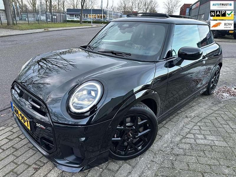 Zwart Nieuw 2024 Mini Cooper Sport Hatchback | € 36.240 (Goede deal) - Afbeelding 1/4