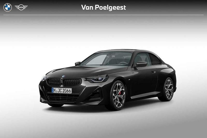 Saphirschwarz metallic (zwart metallic) Nieuw 2025 BMW 220 M Sport Coupé | € 71.494 (Iets duurder) - Afbeelding 1/4