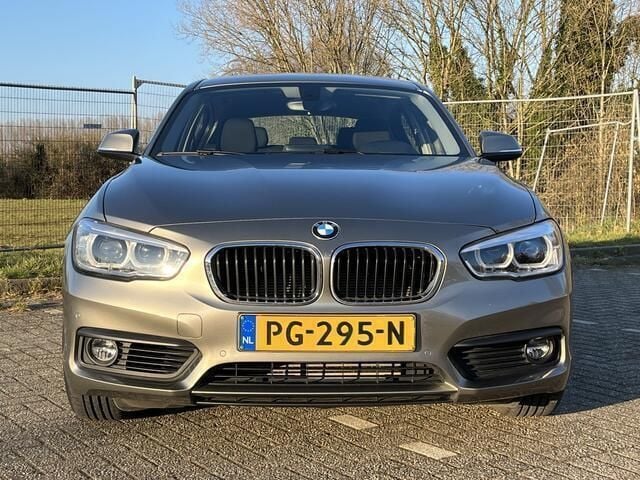 Grijs Gebruikt 2017 BMW 118 Executive Hatchback | € 18.700 (Eerlijke prijs) - Afbeelding 1/4