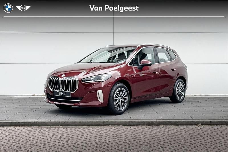 Piemont rot Gebruikt 2024 BMW 218 Luxury Line Stationwagen | € 39.900 - Afbeelding 1/4
