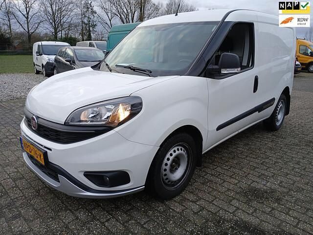 Wit Occasion 2022 Fiat Doblò Trekking MPV | € 8.950 (Goede deal) - Afbeelding 1/4