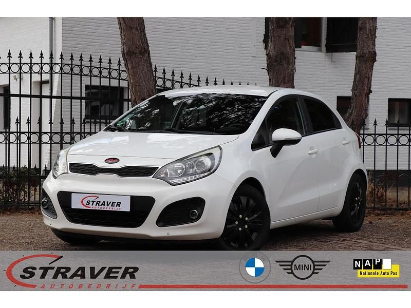 Wit Gebruikt 2013 Kia Rio Plus Hatchback | € 7.950 (Eerlijke prijs) - Afbeelding 1/4